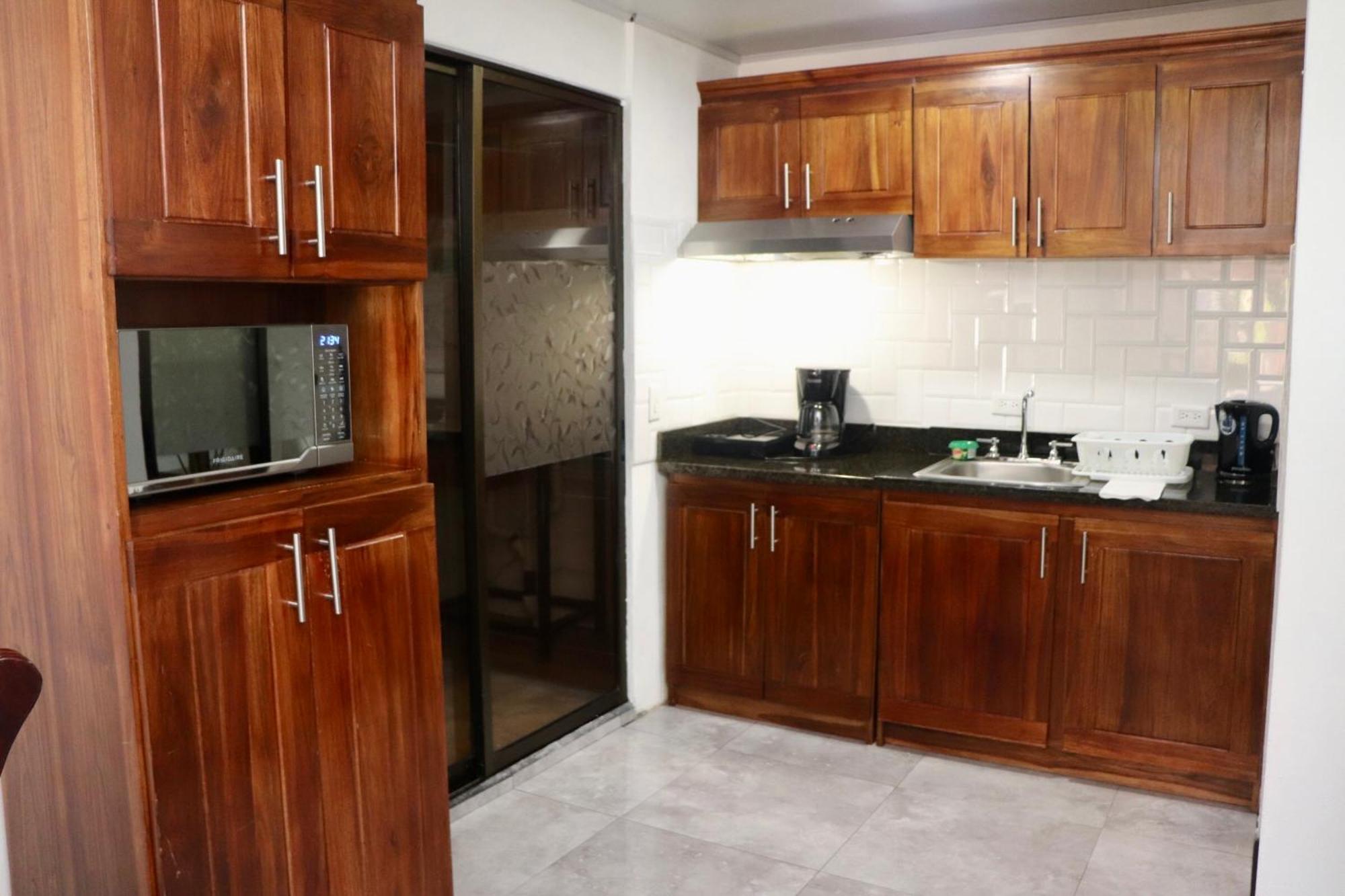 Airport Sjo Residence - Edward & Familia Inn Río Segundo エクステリア 写真